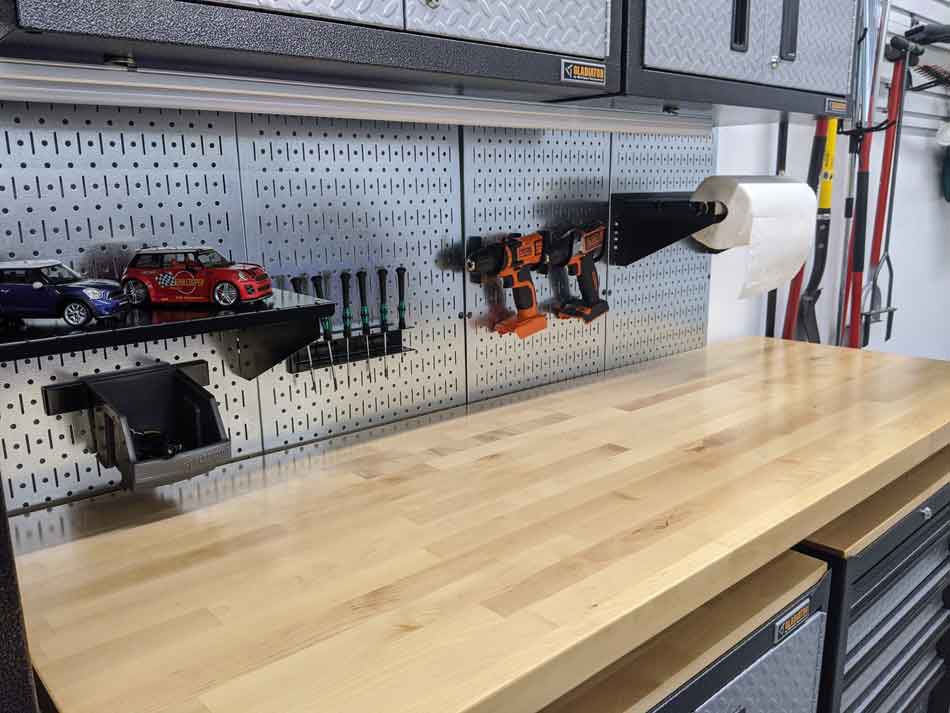 Leaving space between a workbench and wall cabinets