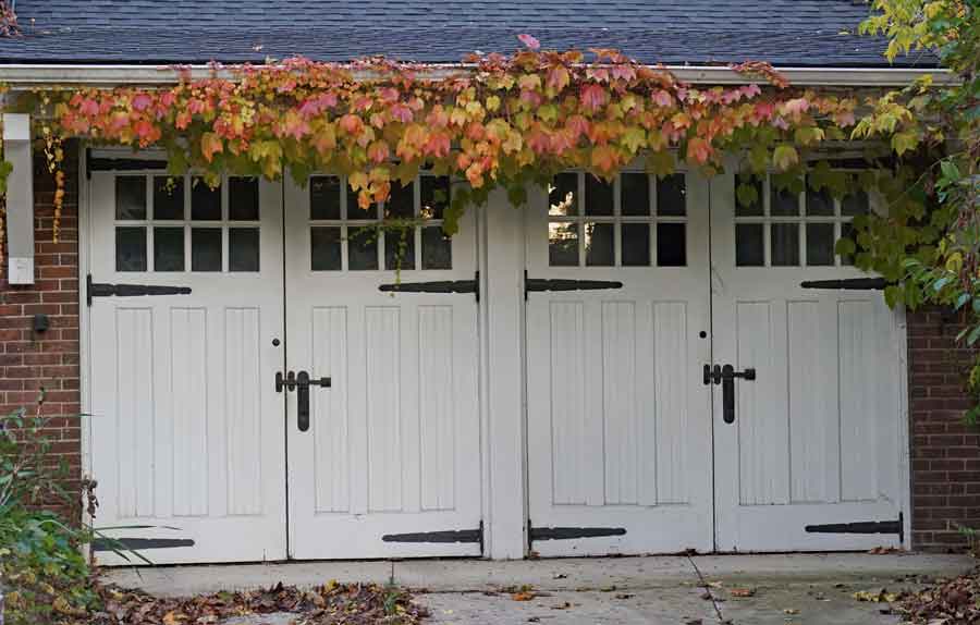 Swinging or side-hinged garage doors