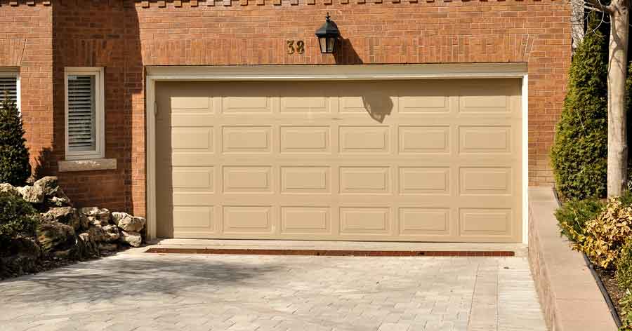 Vinyl garage doors are a good alternative to steel