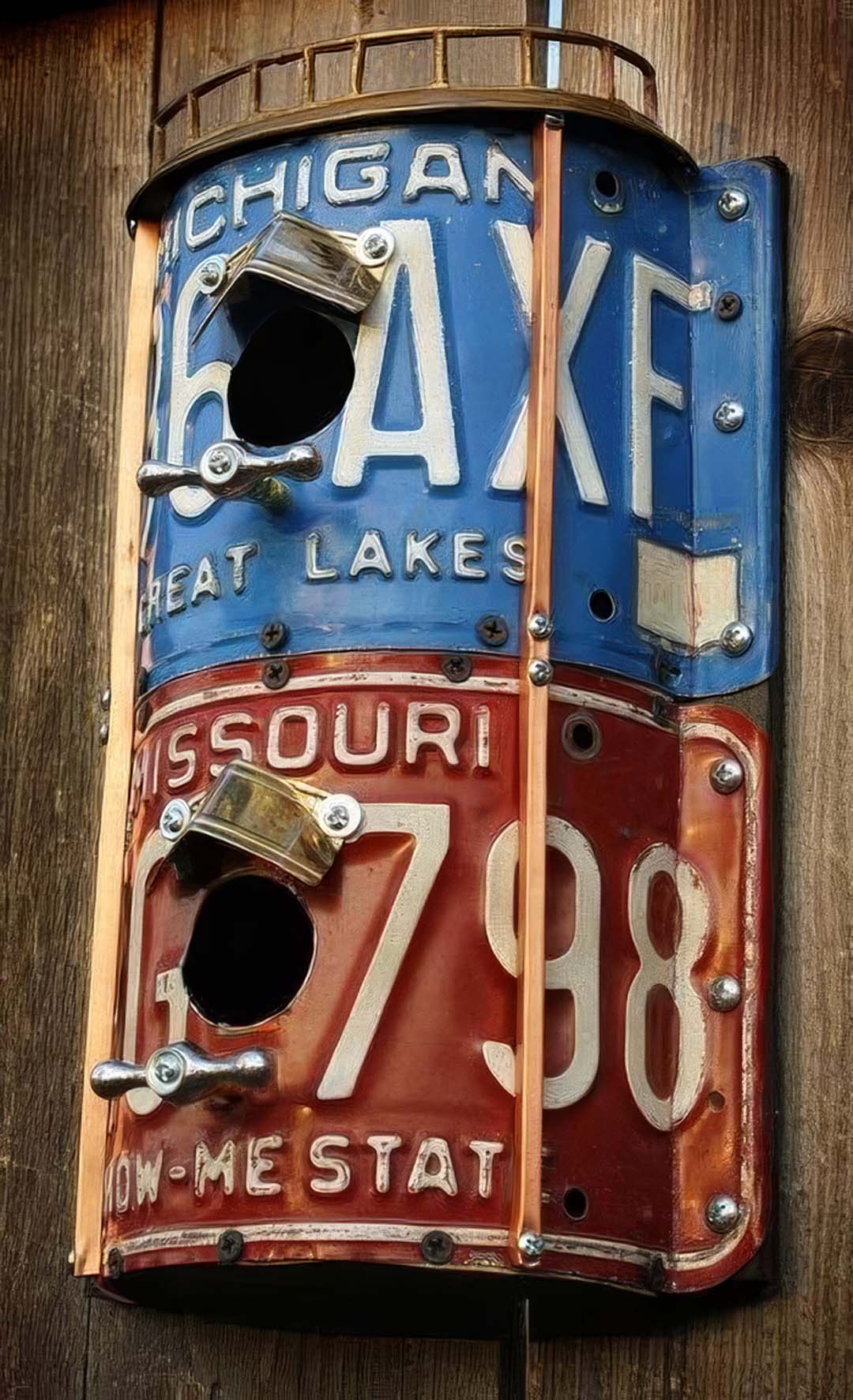Small license plate birdhouse